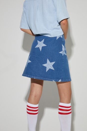 Stella-minirok, in denimstijl met blauwe sterrenprint, gemaakt in Italië