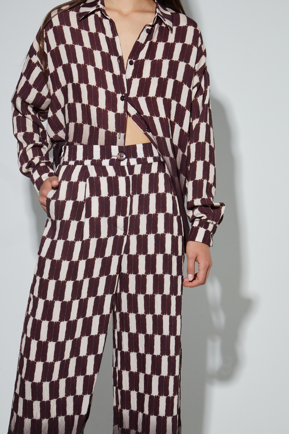 Charlie-broek met chocoladebruine chiaroscuro-print, gemaakt in Italië