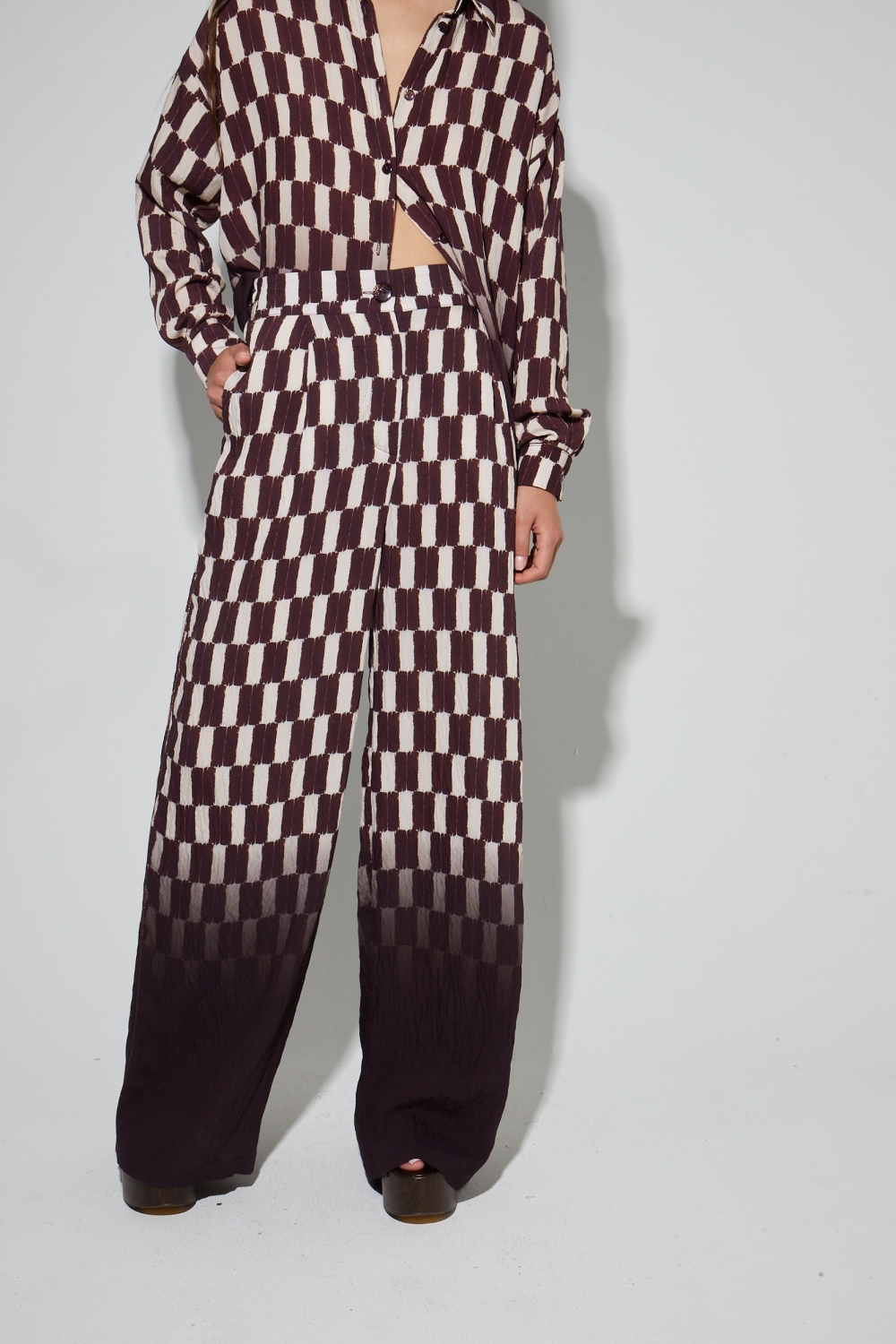 Charlie-broek met chocoladebruine chiaroscuro-print, gemaakt in Italië