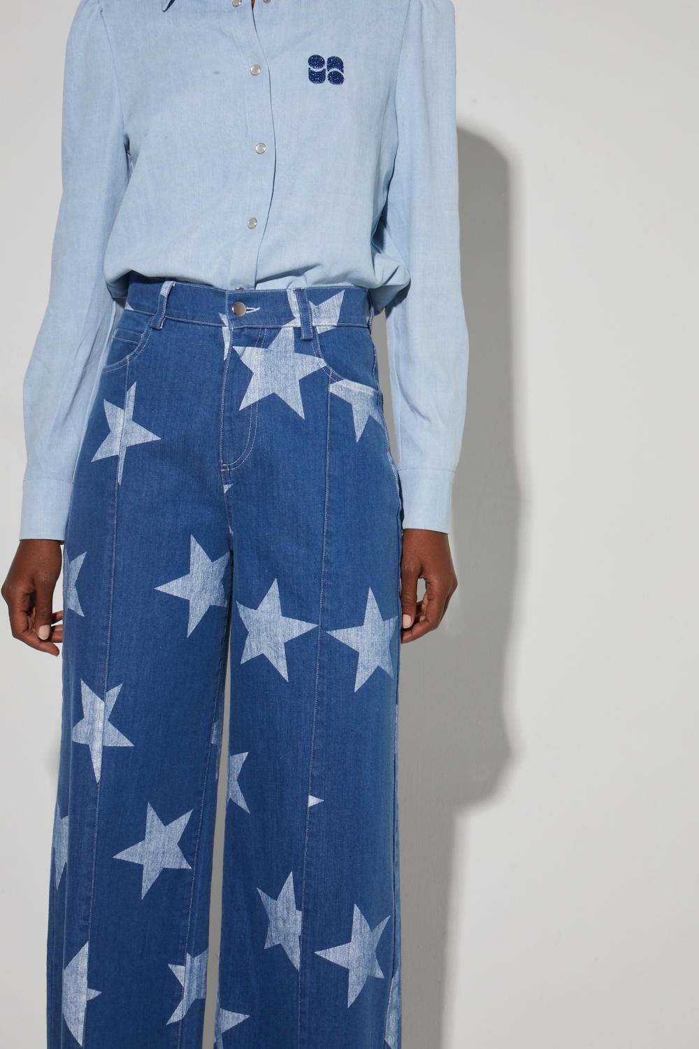 Swiggy-broek, in denimstijl met blauwe sterrenprint, gemaakt in Italië