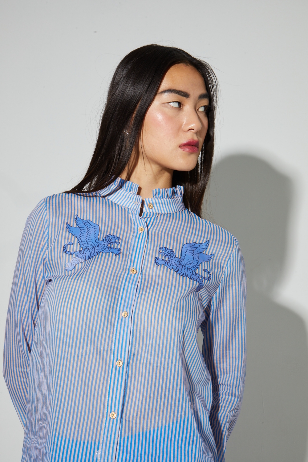 Chemise Iris voile de coton rayures bleues fabriquée en Italie