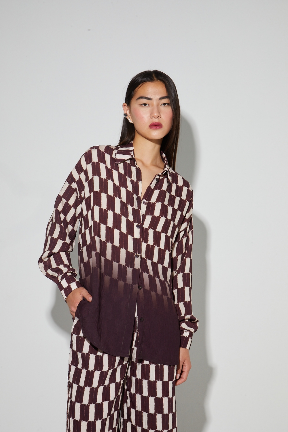 Iris-overhemd met clair-obscur-print in chocoladebruin, gemaakt in Italië