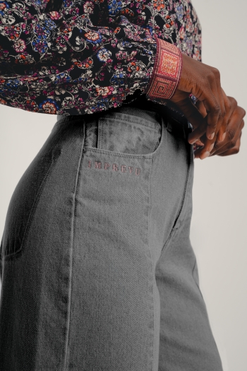 De grijs gewassen swiggy jean
